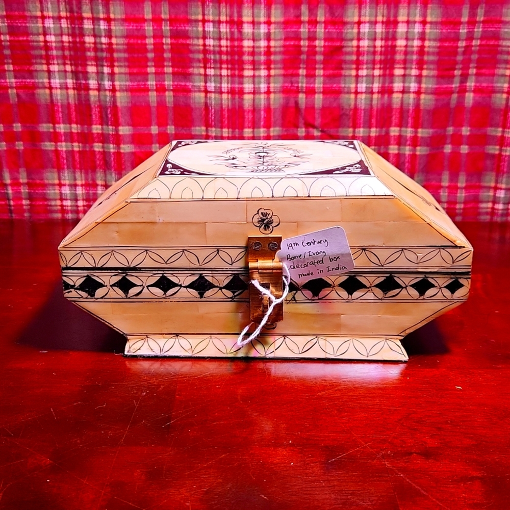 19th century Bone/Ivory decorated box